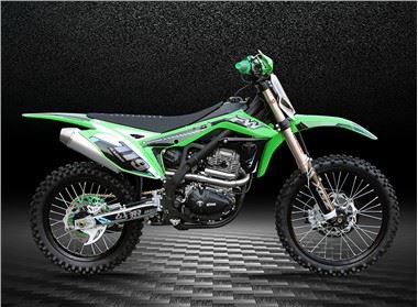 على الطرق الوعرة وعلى الطريق دراجة نارية